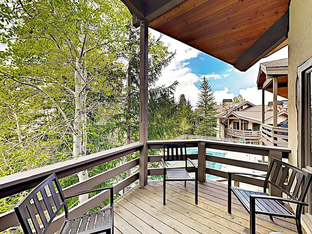 New Listing! Alpine Gem: Private Hot Tub & Sauna 3 Bedroom Townhouse