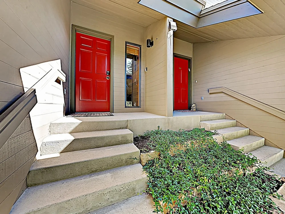 Lodge-inspired Lakeside - Walk To Lifts! 3 Bedroom Townhouse