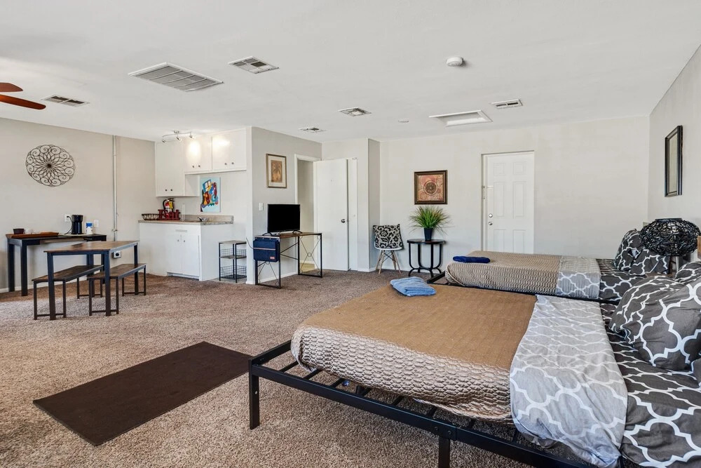 Cozy Papago Home In Old Town Near Zoo, Casino, Golf, And More! 5 Bedroom Home by Redawning