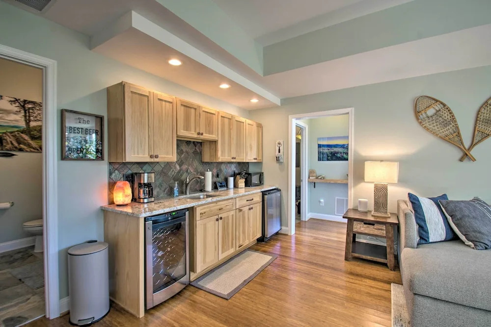 Grand Chalet w/ Hot Tub - Near Wintergreen Resort