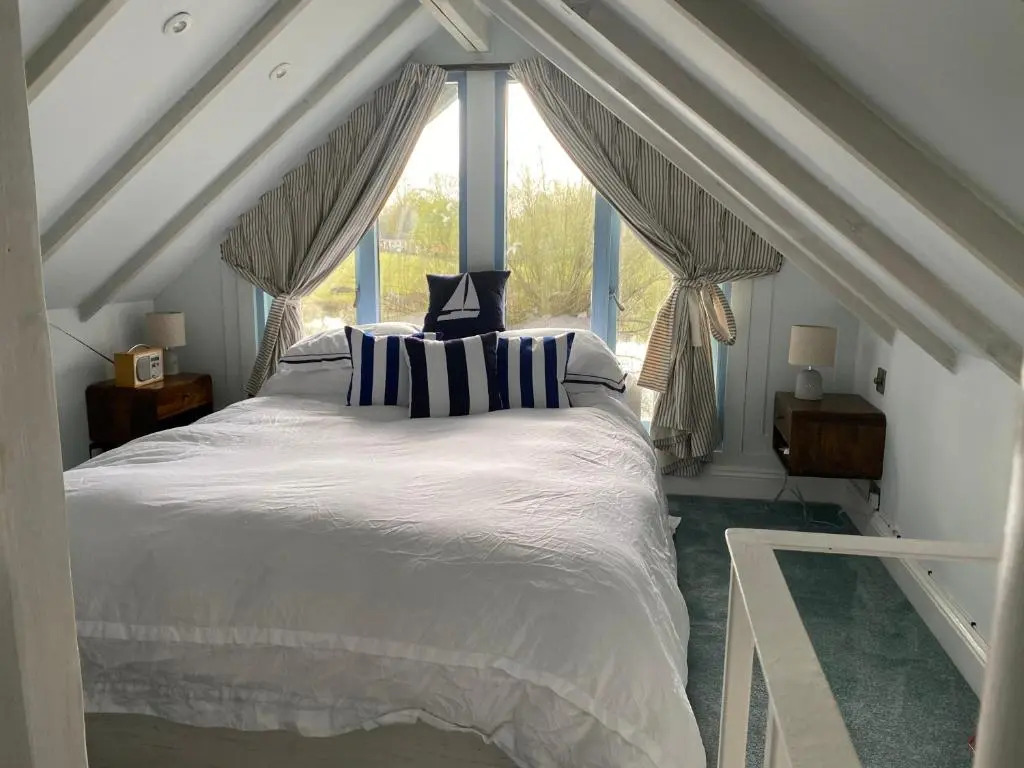 Gorgeous Bruton Chic Lakeside Boat House.