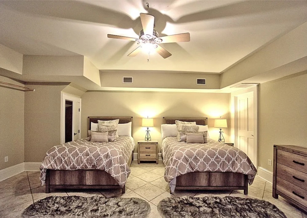 Comfy Carriage House Steps from the River