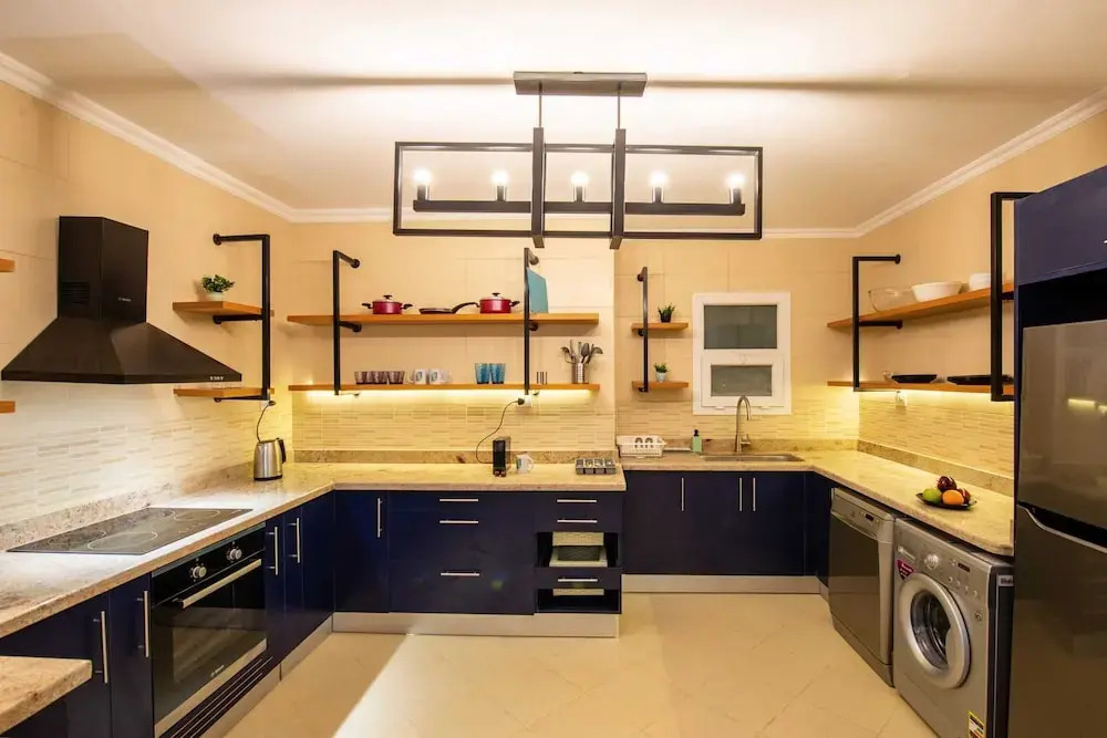 Xuru Stays I Waterfront Designer 2BR - 5 min to Airport