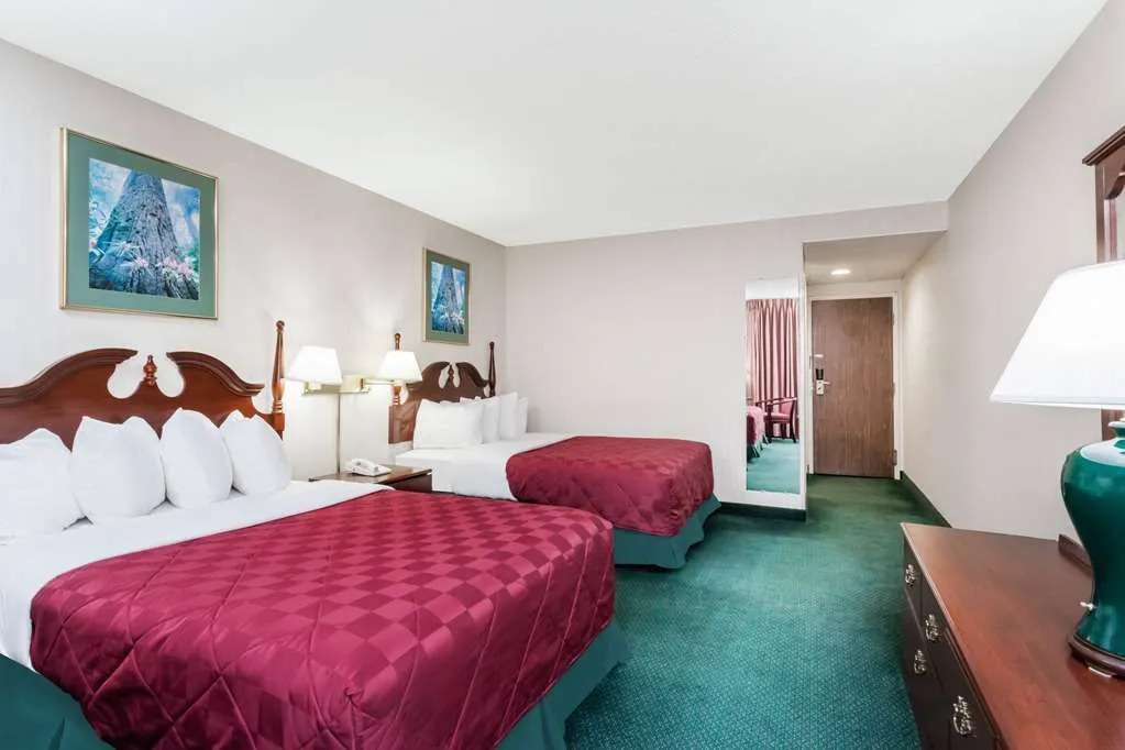 Ramada Glens Falls/lake George Area