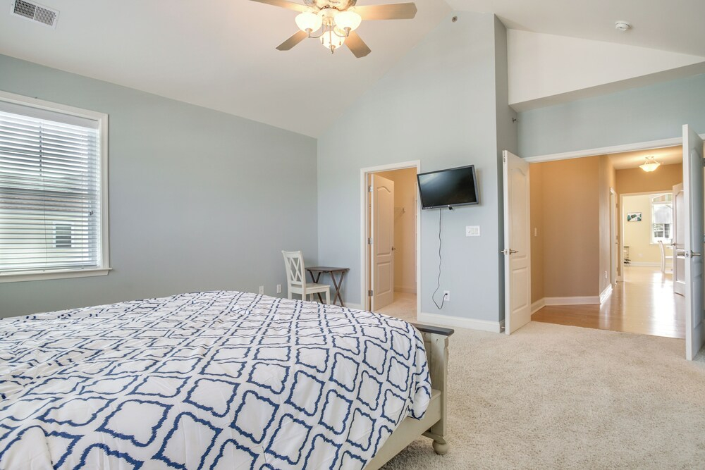2 Mi to Rehoboth Beach: Updated Condo w/ Pools
