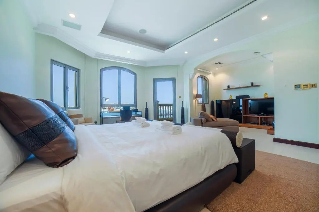 Deluxe 4BR Palm Villa With Private Beach and Pool with Complimentary Golf