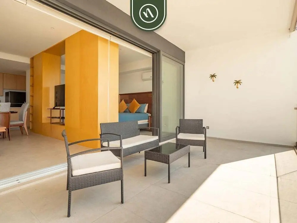 Oceanview 1 BR Condo - Private Beach - Pools
