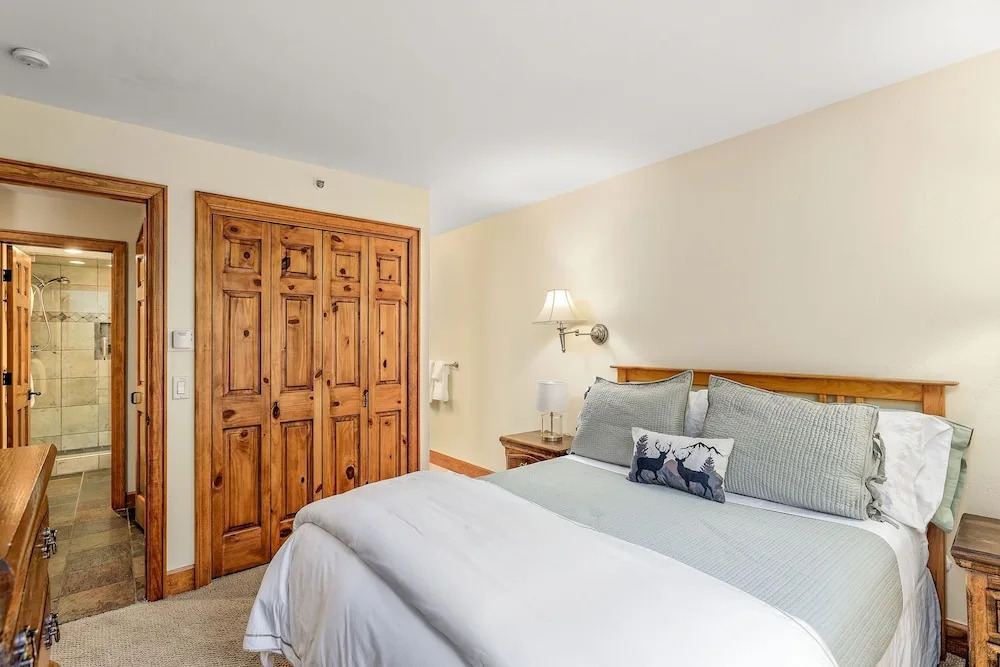 Snowmass 2BR Getaway Pool, Hot Tub & Ski Access - D2 by RedAwning
