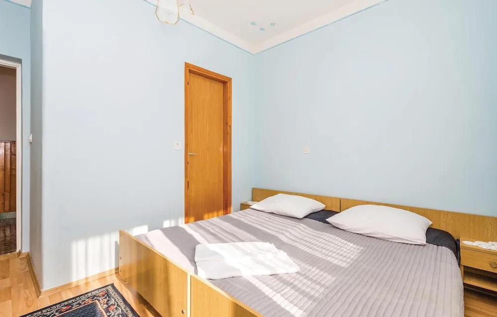 Stunning Home in Rab With Wifi and 4 Bedrooms