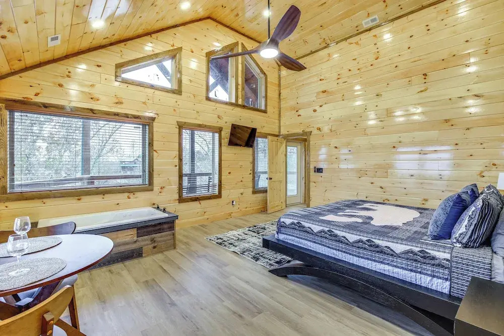 Hot Tub & Spectacular Views: Sevierville Cabin