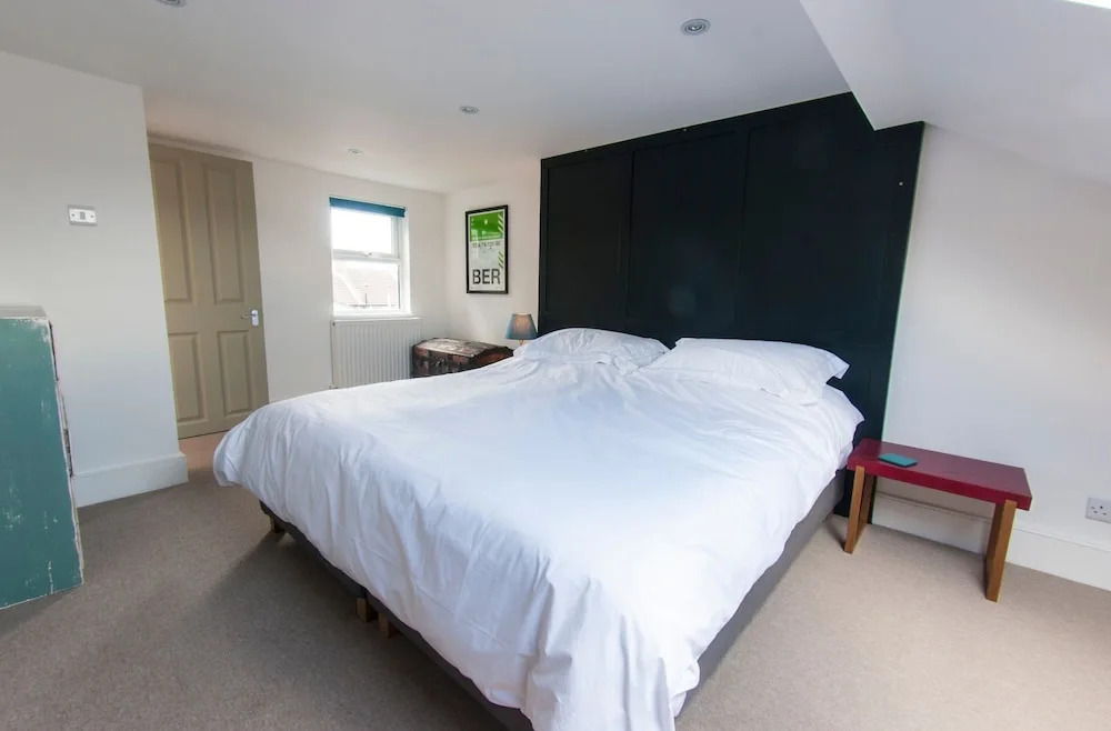 Modern and Luxurious House Close to Central London