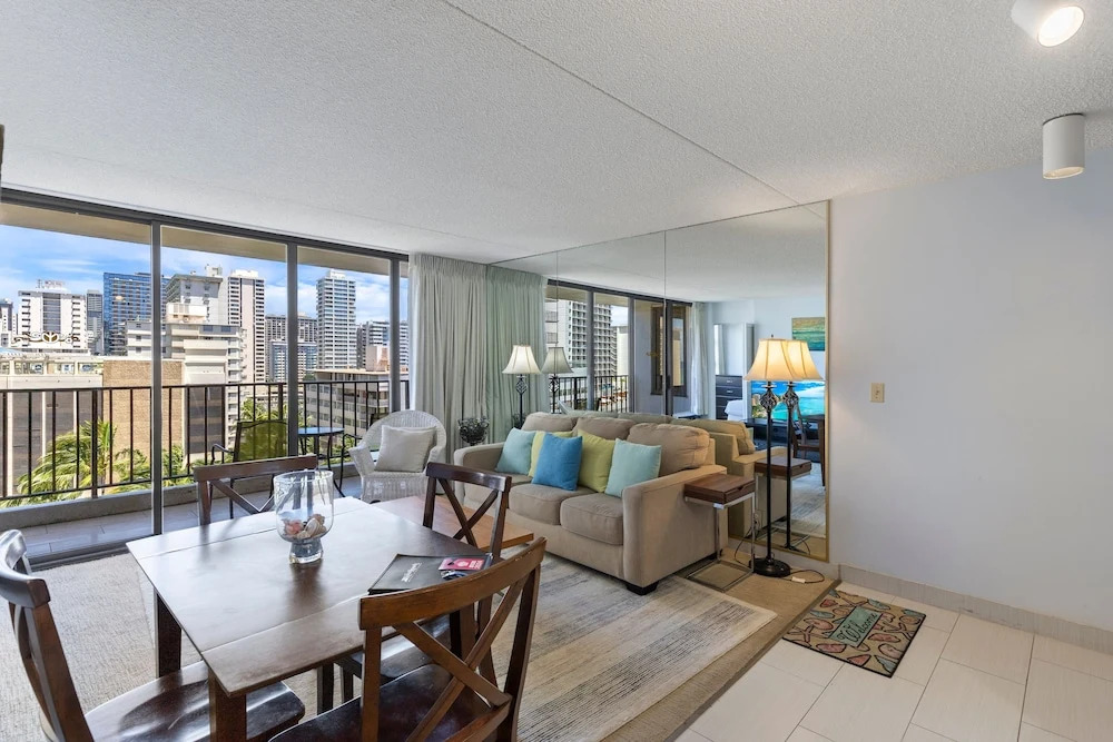 Deluxe Garden View Waikiki Banyan, Free Parking by Koko Resort Vacation Rentals