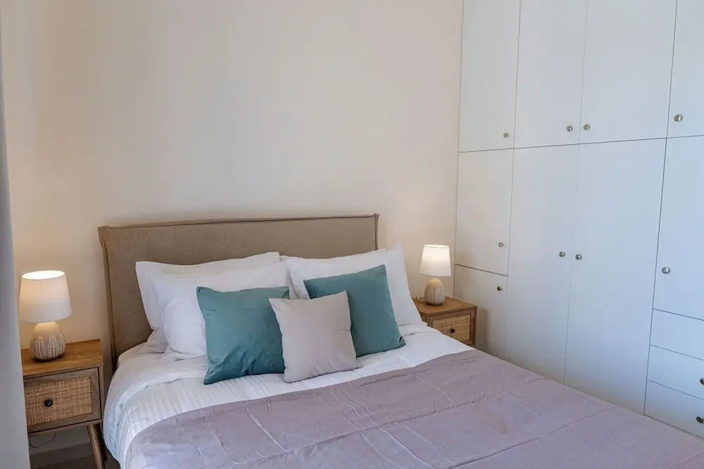 Phaedrus Living: Seaside Thalassa Cretan 201