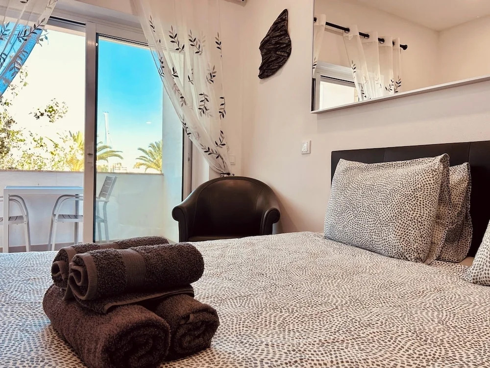 Lagos Marina View apt on Main Avenue Near Beaches