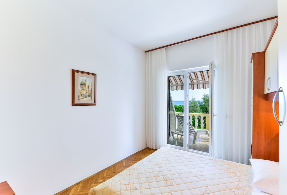Beachfront Apartment Liveri 2