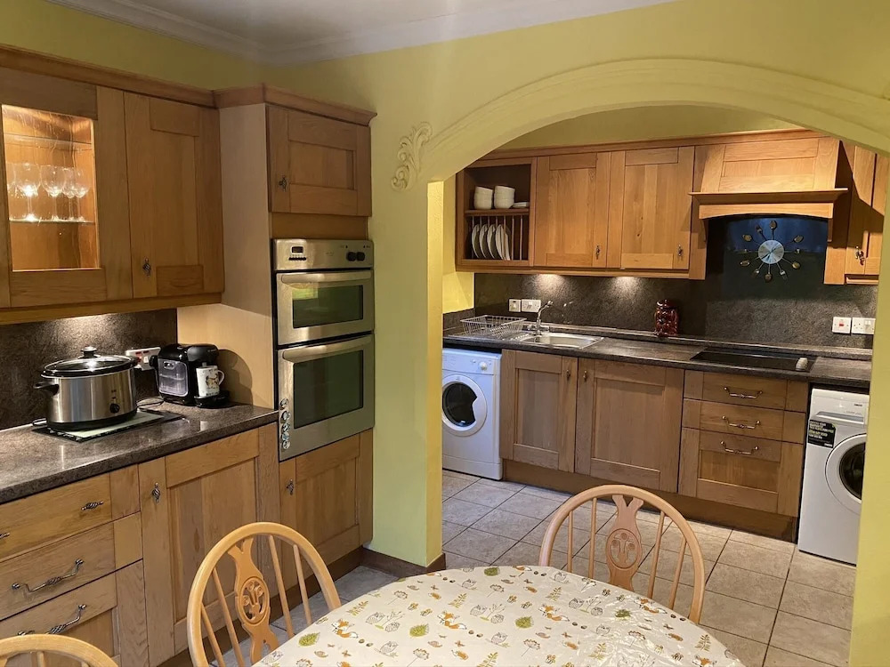 Country Cottage Sleeps 6 w Hot Tub & Dog-Friendly
