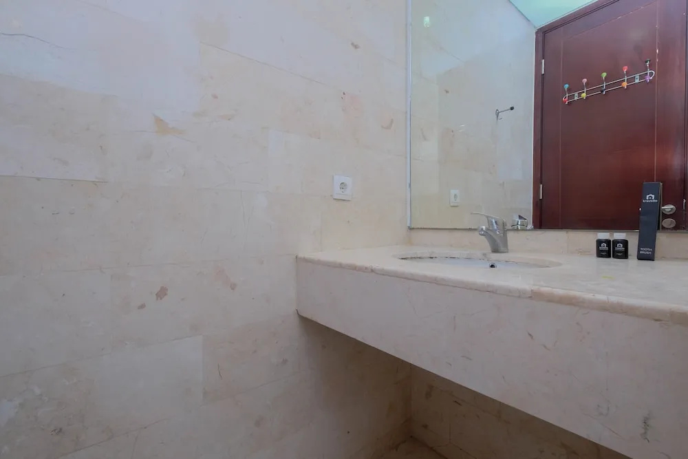 Luxury and Strategic 1BR Apartment at The Empyreal Epicentrum By Travelio