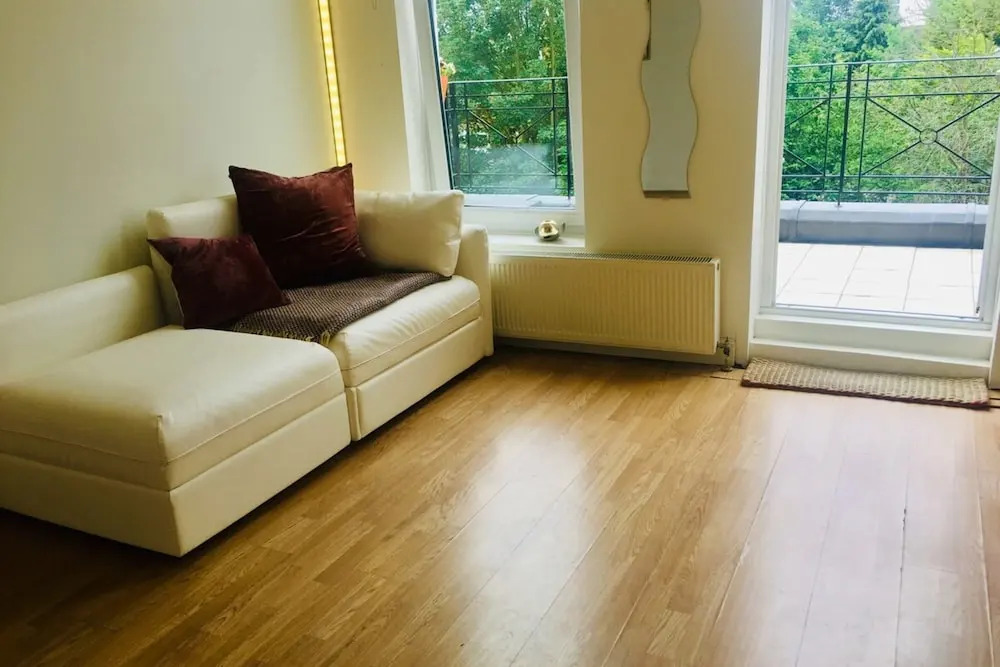 Bright 1 Bedroom Flat in West Hampstead With Balcony