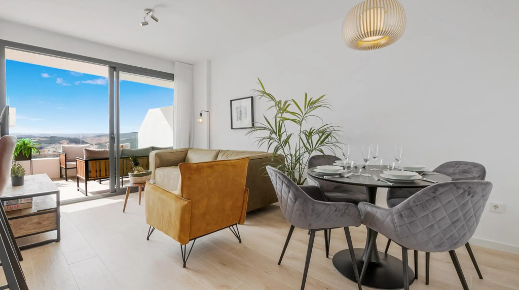 Roli in Estepona with 2 bedrooms and 2 bathrooms