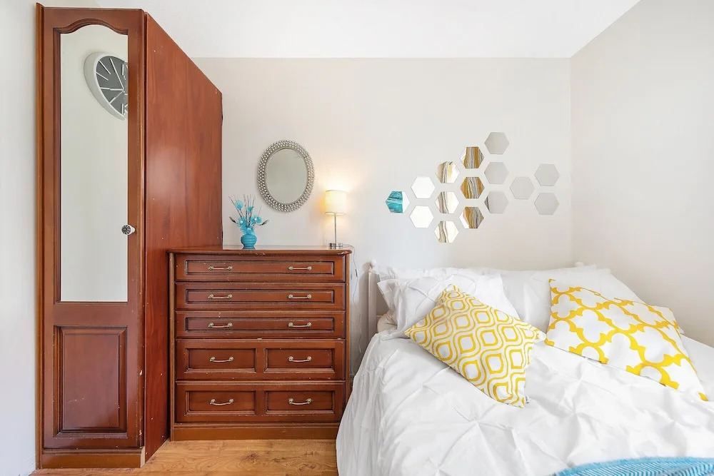 Canton Street - Deluxe Guest Room 4