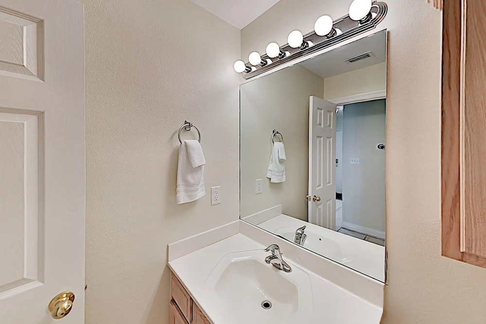 Prime Gulf Getaway W/ Pool - Walk To Beach, Dining 2 Bedroom Condo