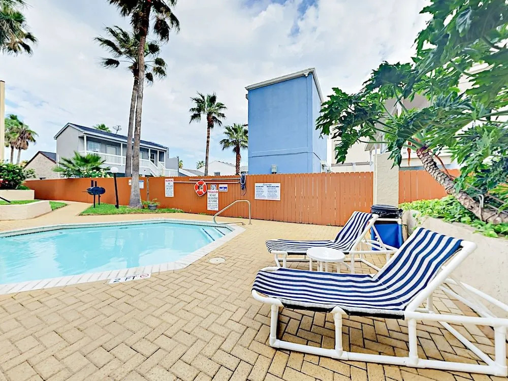 2BR w/ Pools & Gulf Views