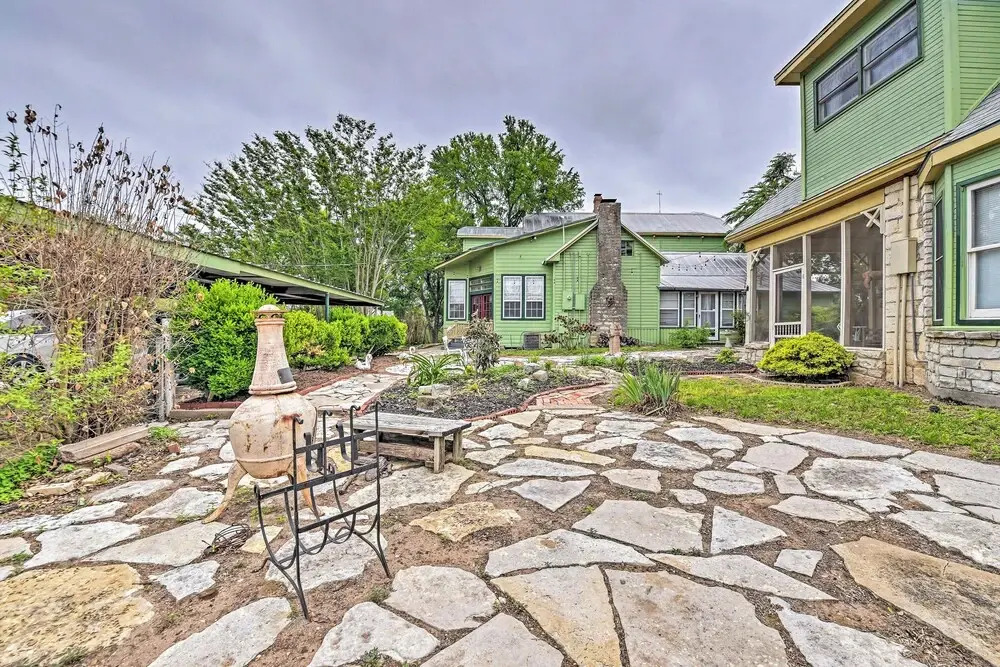 The Lilly House: Historic Glen Rose Home w/ Porch!