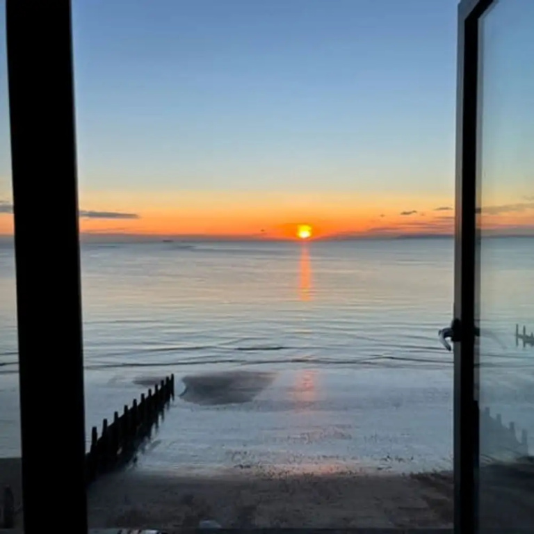 The Sea House - Ultimate Seafront Living & Sunsets