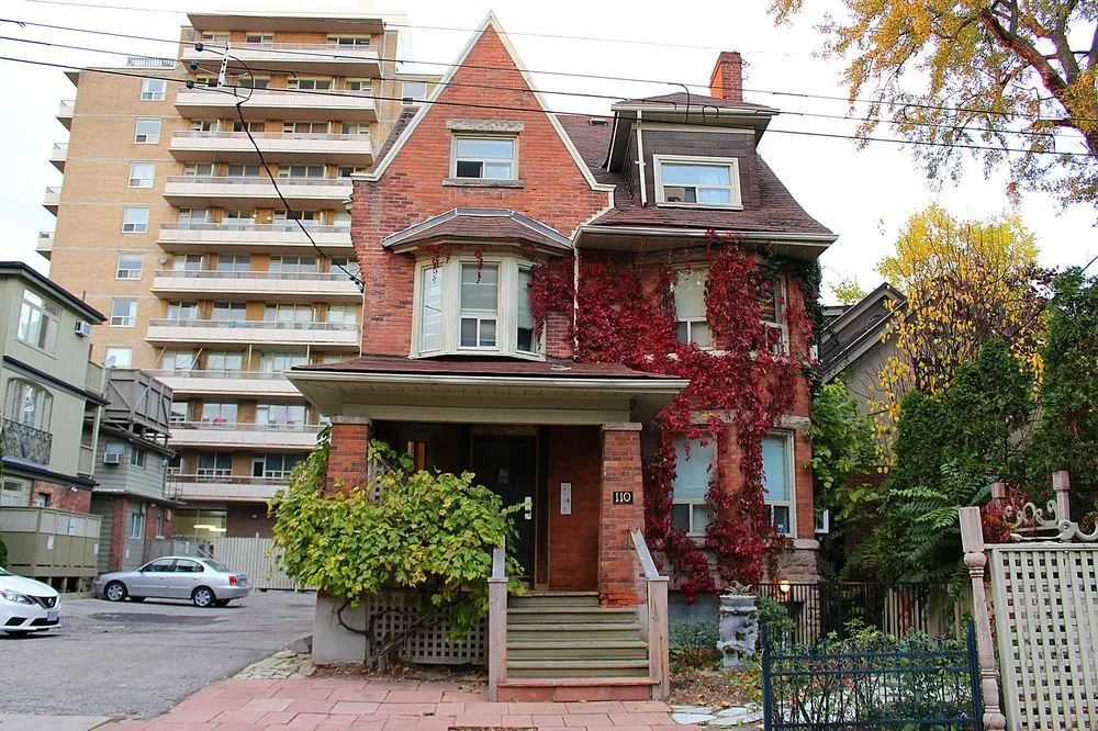 Applewood Suites - Bloor & Spadina