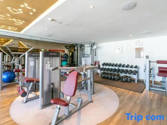 Luxury 1BR at Paramount Residences with Pool Gym & Parking