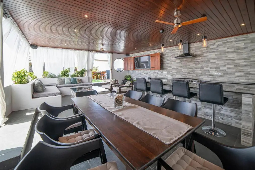 6 Bedroom Luxury Villa 300m from the water front