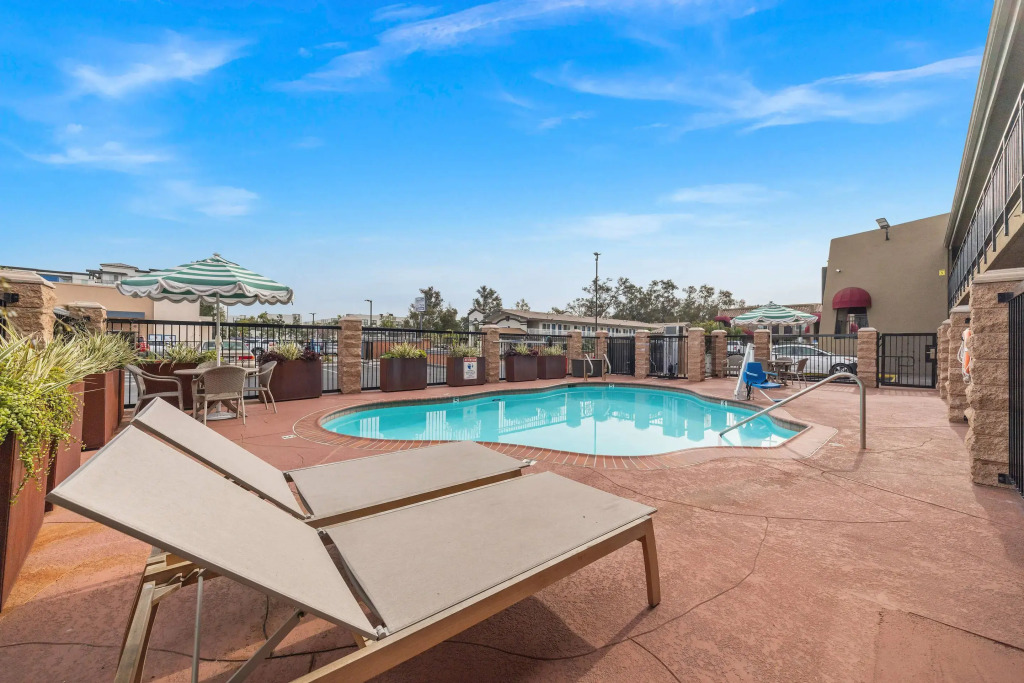Econo Lodge Inn & Suites Escondido Downtown