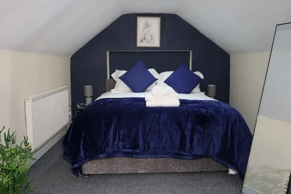 Nottingham 5-br, Sleeps 11 w/ Garden & Parking