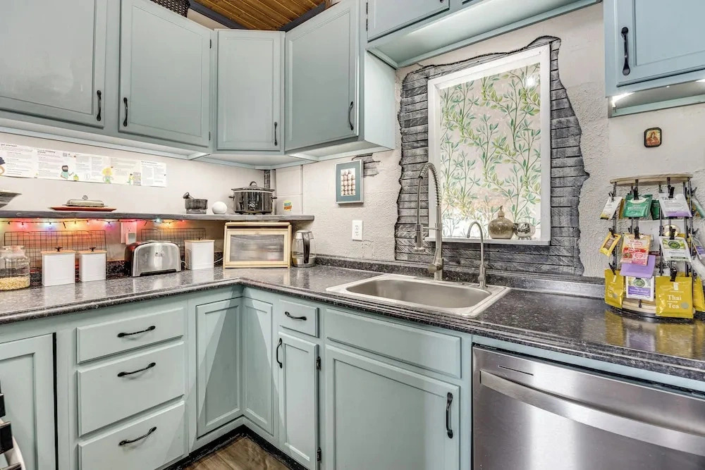 3 Mi to Manitou Springs! Cozy Home w/ Office