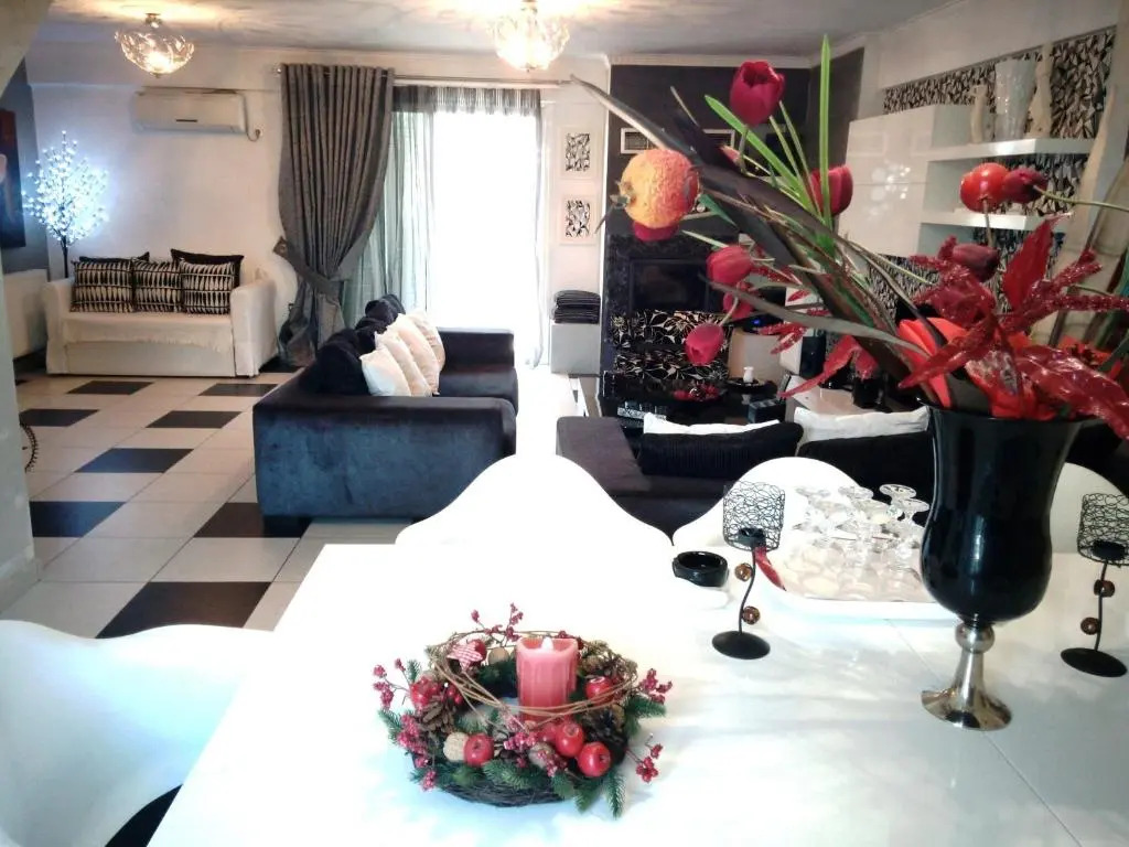 Greek hospitality with Free Double Parking and 1000mbps WiFi