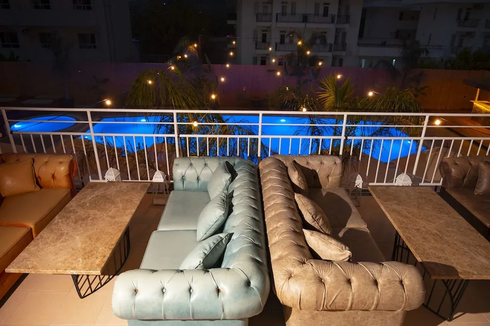 Esquire Hotel & Lounge