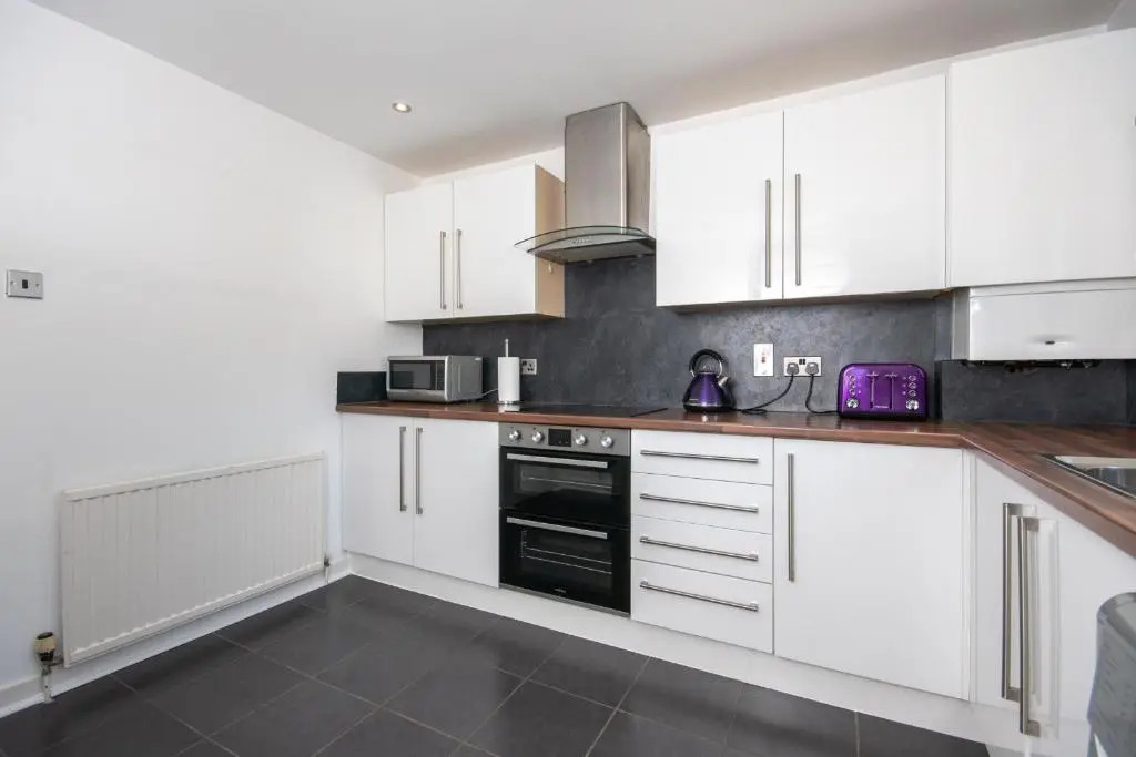 Find "DWELLCOME HOME Ltd" site for 10oo10 assurance from past guests - Immaculate 2 Bedroom, 3 Bed, 2 Doubles and a Single 2nd floor Apartment with free allocated off street parking, 100Mbps broadband, Miles better than a hotel