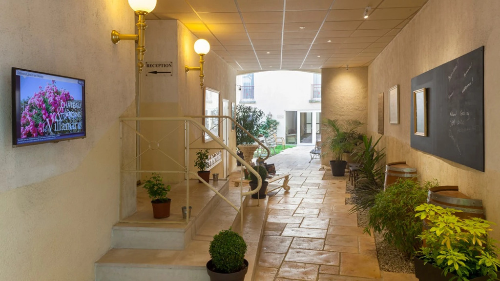 Отель Brit Hotel Chinon le Lion dOr