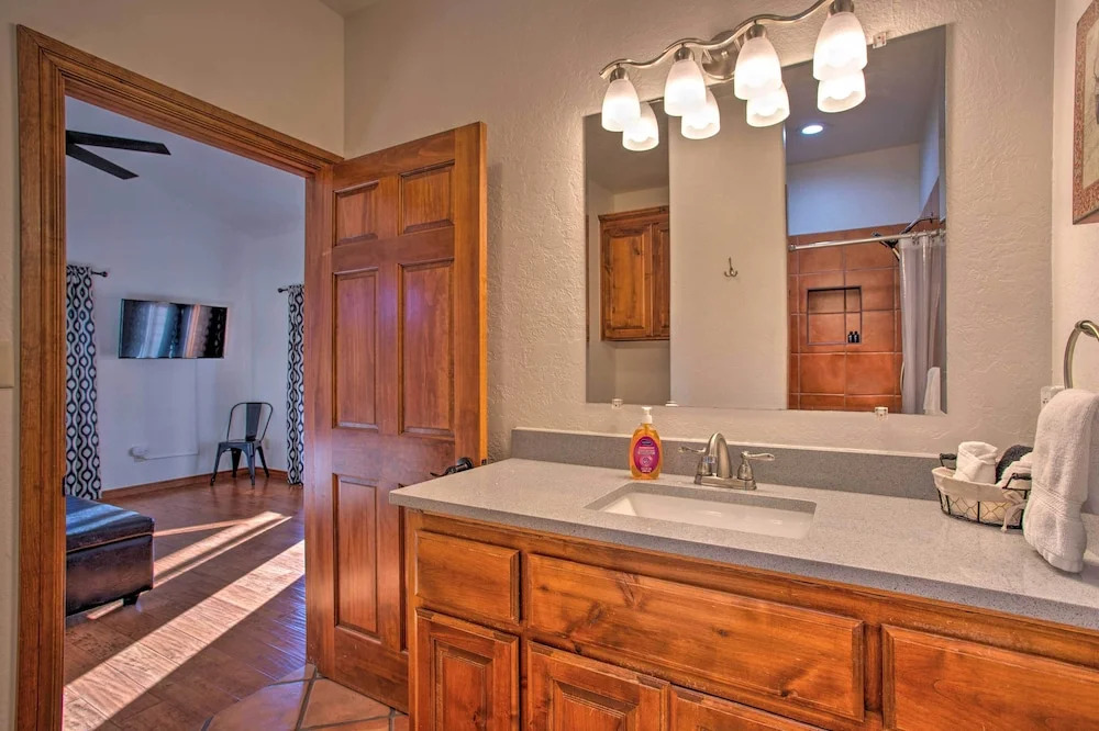 Updated Cabin w/ 360-degree Mtn View: 1 Mi to Lake
