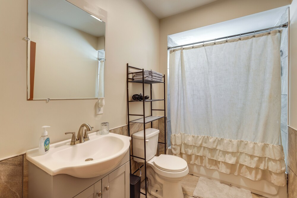 Pet Friendly! 3-story Home Near Lincoln Financial