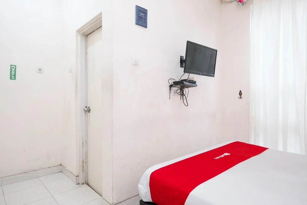RedDoorz near UNESA Citraland Surabaya