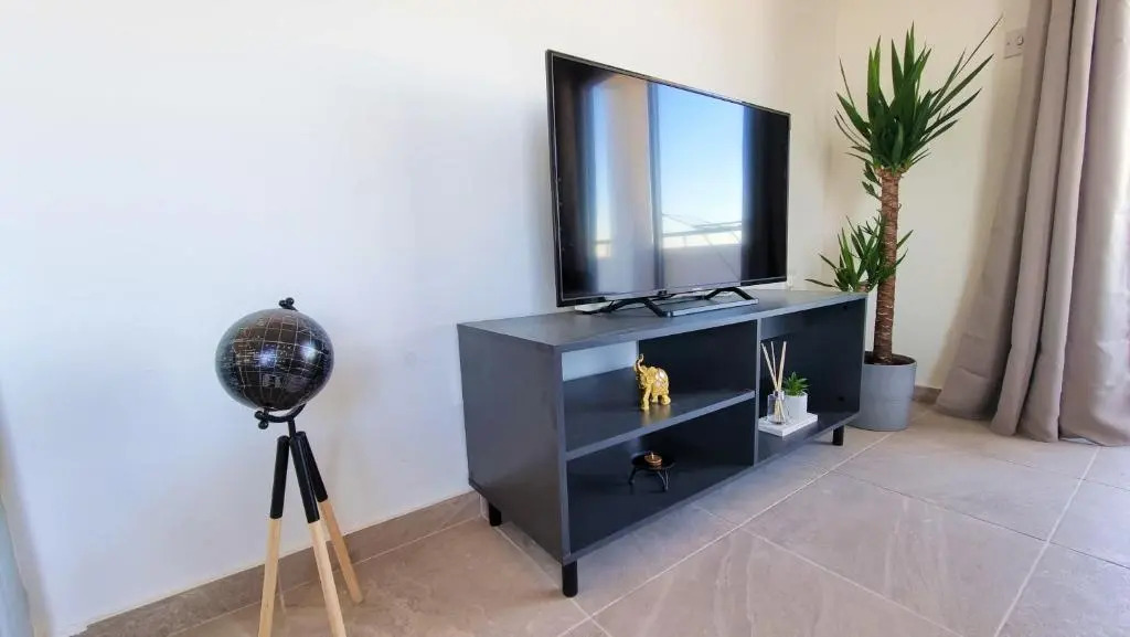 Apartment with 360° balcony and Direct Sea and Harbour View!