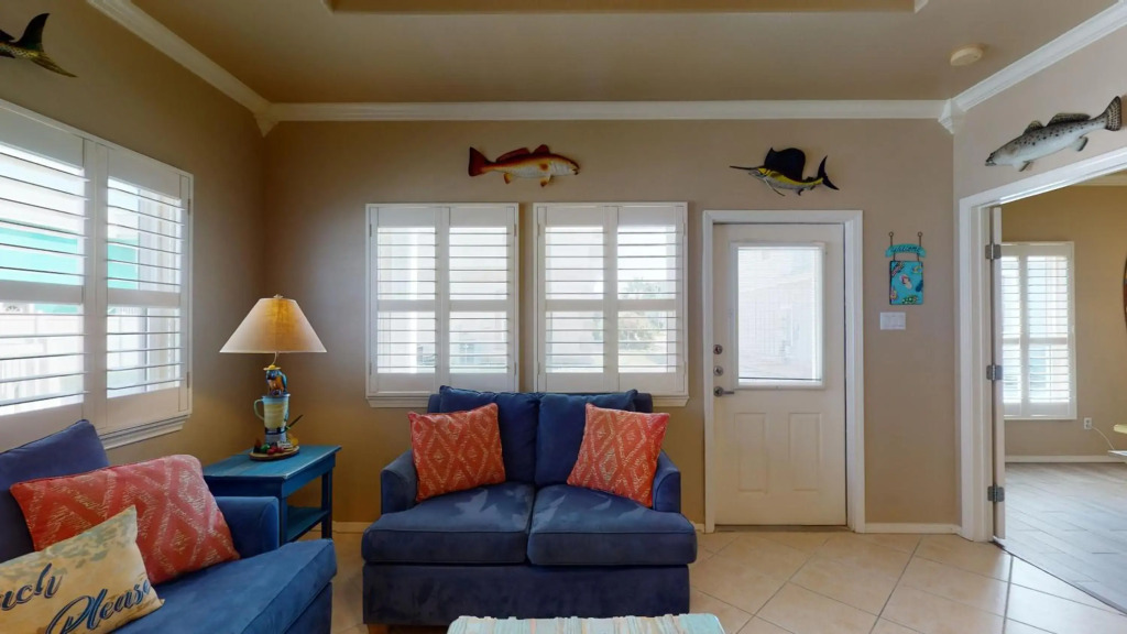 SFH201 Newly Renovated Ground Floor Townhome, Shared Pool, Near Beach
