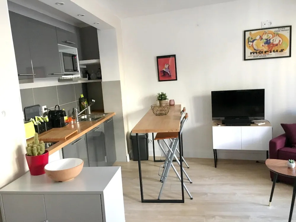 Studio in Marseille, With Furnished Balcony and Wifi - 2 km From the B