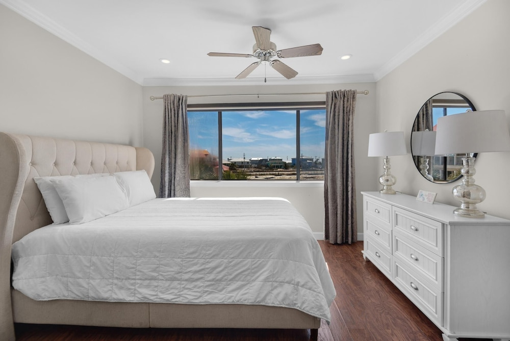 Sunset Harbor Palms 2-304
