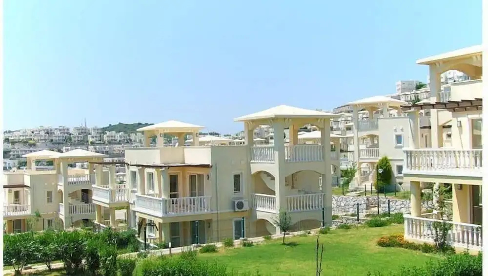 1 Bedroom Apartment Lake View 3 by Likya Global