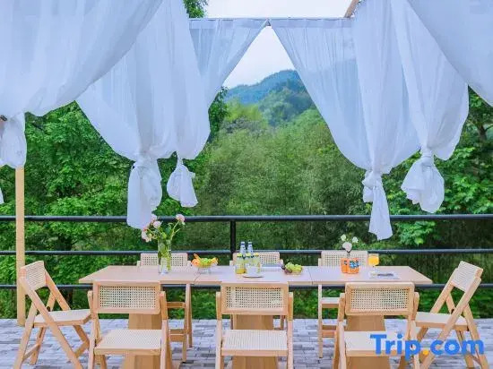 Anji Zhangyuan Fujun · Family-friendly Stream Pool Resort