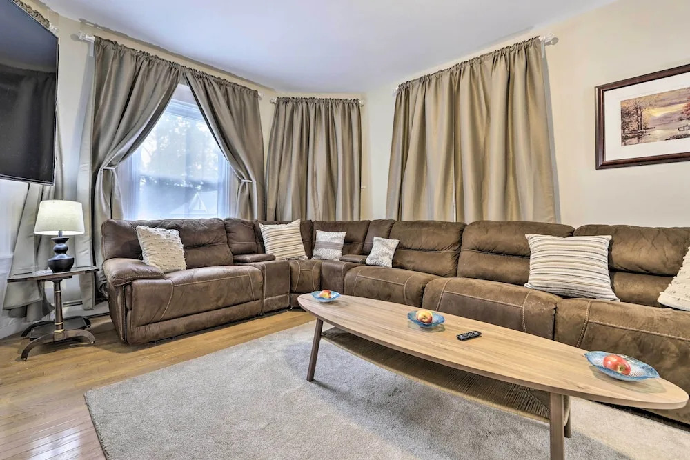 2 Mi to Downtown: Springfield Apt w/ Balcony!