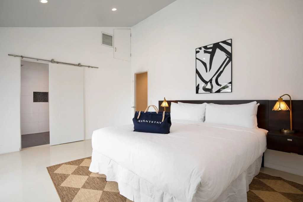 2 Modern Villas On the Golf Course Putting Green, Pool, Hot Tub Sleeps 22