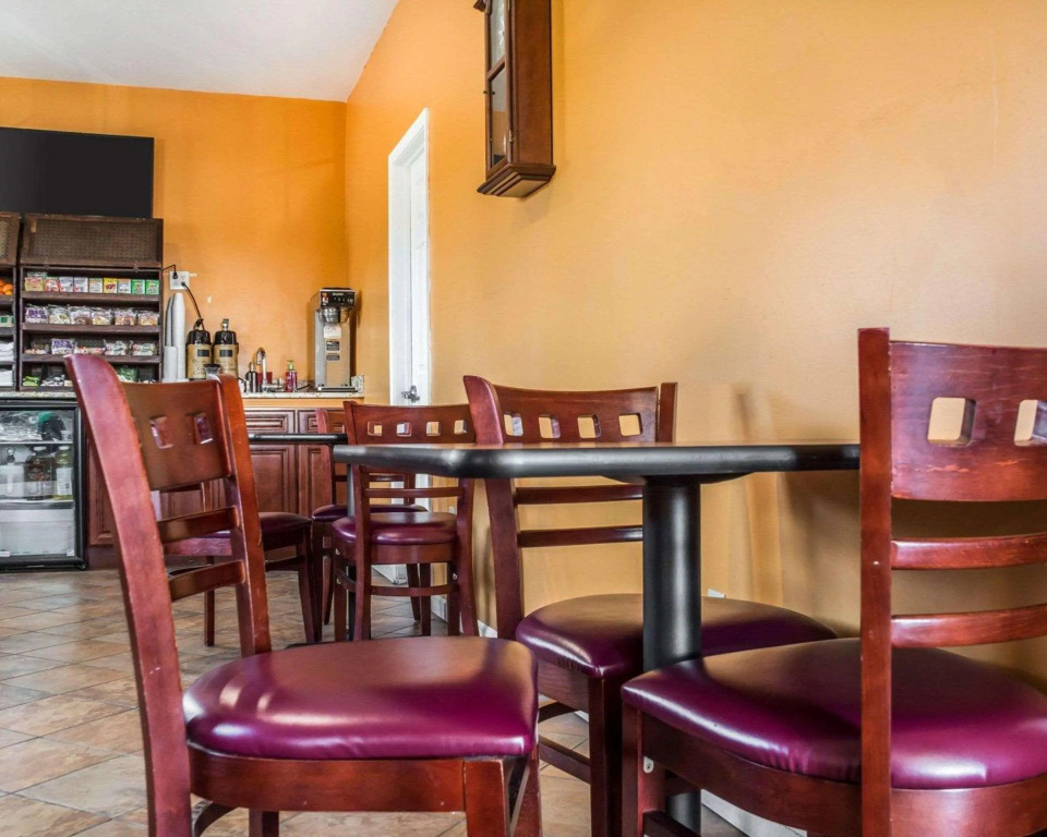 Econo Lodge & Suites